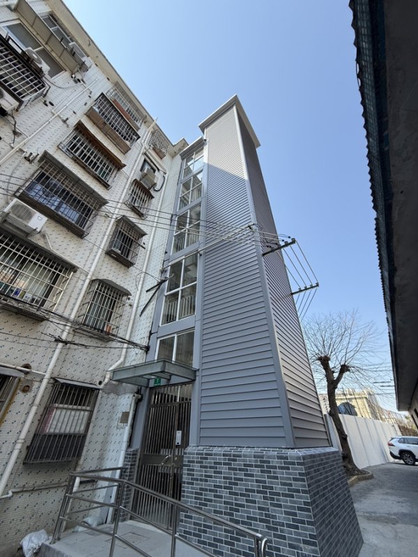 红腾网配资 上海一小区加装电梯遭拖延，居民垫资苦等两年仍未完工，只能“望梯兴叹”