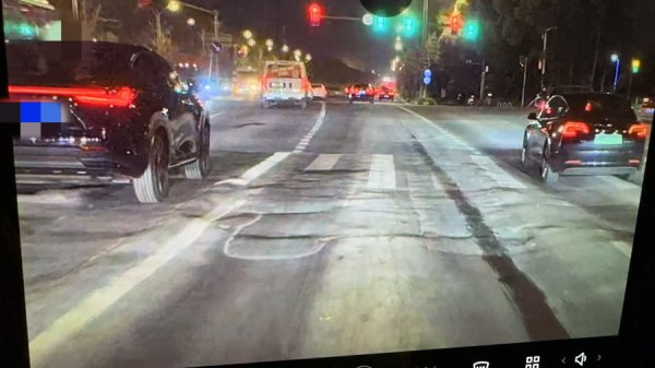 倍悦网 元江路坑洼如波浪，车辆剐蹭不断，市民盼大修工程早日启动