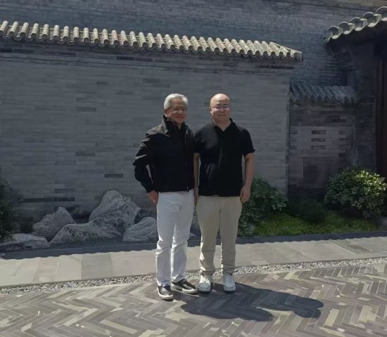 闻喜 会见黄仁勋聊了啥？MiniMax创始人闫俊杰回应：哈哈，我不能说